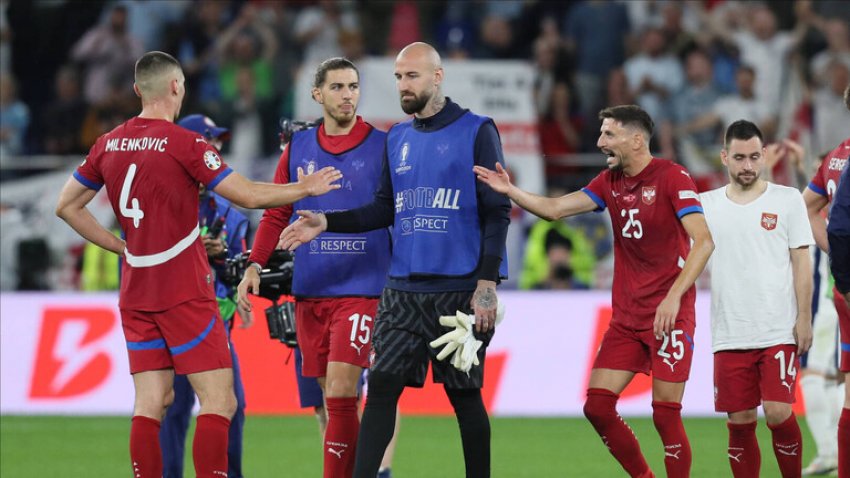 قبل مغادرة يورو 2024 لاعب منتخب صربيا يشتبك مع مشجع في حانة!